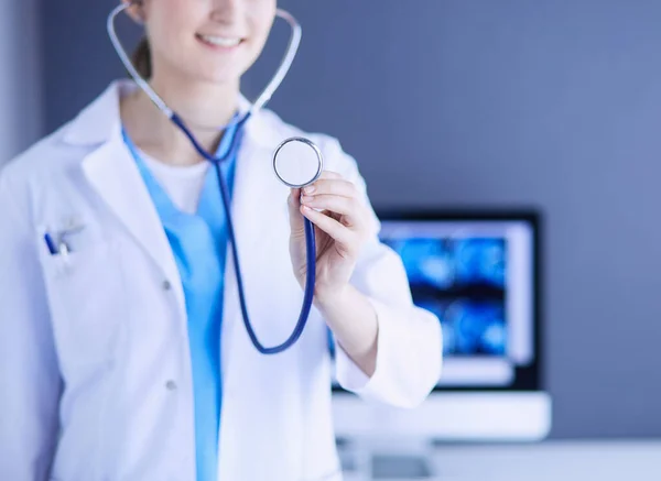 Detailní záběr lékařských rukou držících stetoskop na klinice. — Stock fotografie