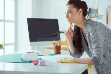 Moda tasarımcısı stüdyoda çalışıyor. Tasarımı kapat