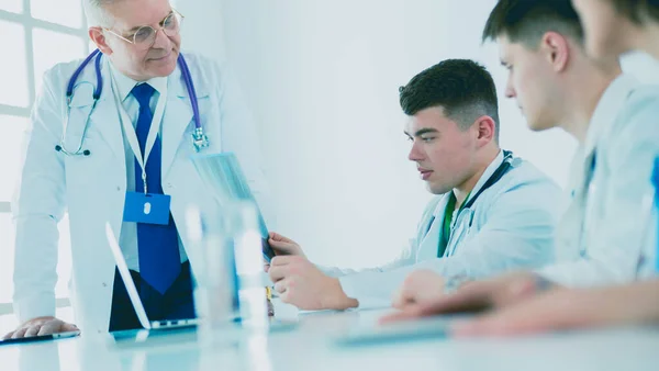 Equipo médico sentado y discutiendo en la mesa — Foto de Stock