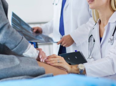 Doktor ve hasta tarama sonuçlarını tarama merkezinde tartışıyor