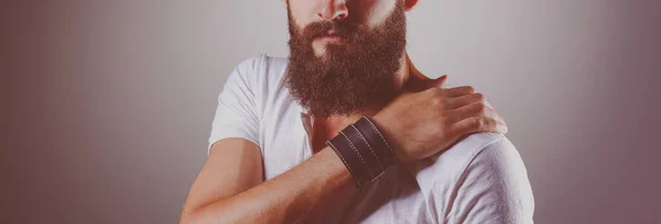 Retrato de hombre guapo de pie, aislado sobre fondo gris —  Fotos de Stock