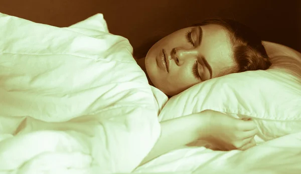 Vacker ung blond kvinna sover i sängen — Stockfoto