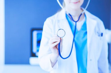 Doktorların ellerinin steteskopu klinikte tutarken yakın plan çekimleri..