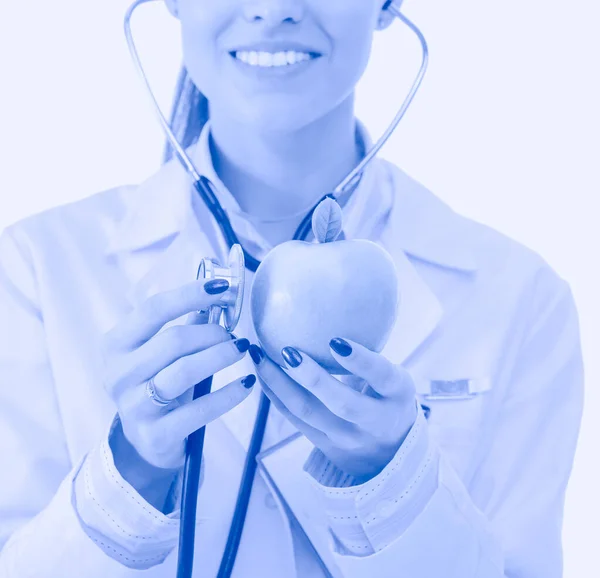 Medico donna medico esaminando mela con stetoscopio. Medici donna — Foto Stock