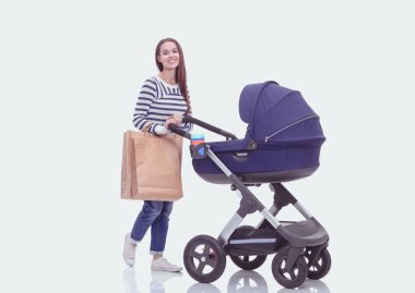 Bir anne ile beyaz arka plan üzerinde izole bir gezinmek, tam uzunlukta portresi. Genç anne.