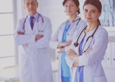 Hastane Kaza ve Acil Servis 'te duran bir grup doktor ve hemşire