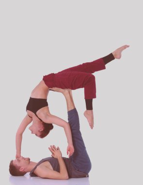 Genç atletik çift pratik acroyoga. Çiftinde Dengeleme.