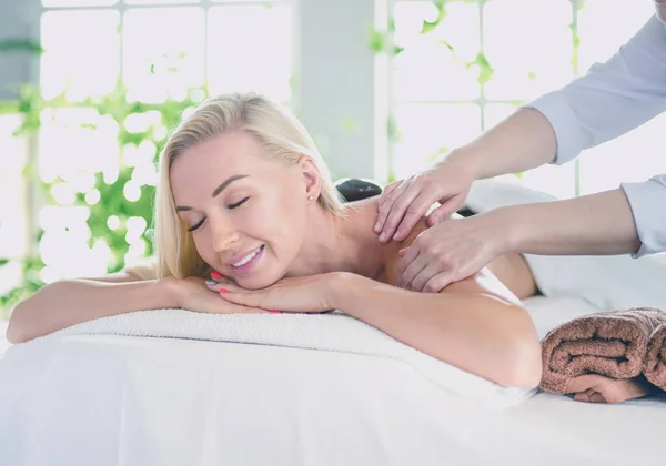 Mujer joven disfrutando de masajes en el salón de spa — Foto de Stock