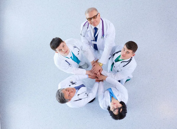 Equipo médico sentado y discutiendo en la mesa, vista superior — Foto de Stock