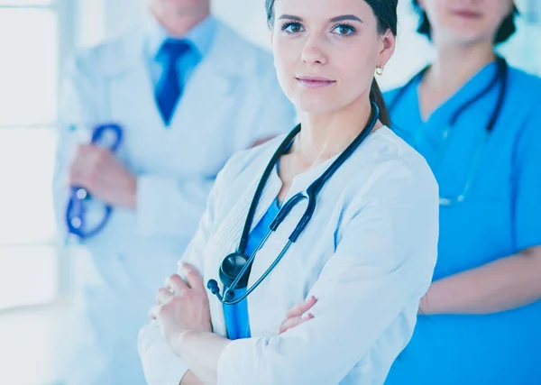 Läkare och sjuksköterskor som står i ett sjukhusrum — Stockfoto