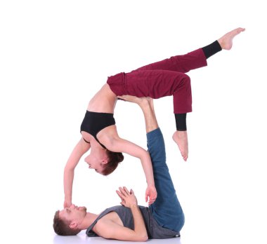 Genç atletik çift pratik acroyoga. Çiftinde Dengeleme.