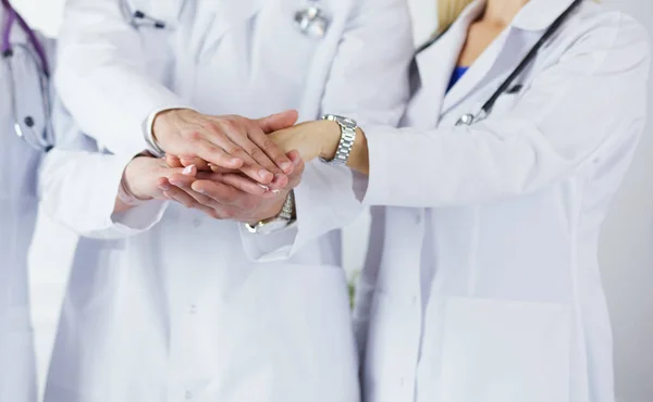Γιατροί και νοσοκόμες σε ιατρική ομάδα στοιβάζουν χέρια — Φωτογραφία Αρχείου