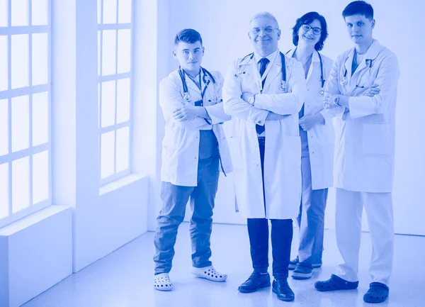 Ett framgångsrikt läkarteam. Självsäkra läkare team står tillsammans och ler — Stockfoto