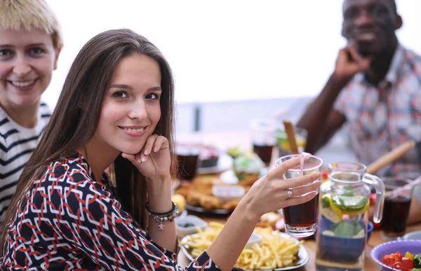 Vista superior del grupo de personas cenando juntas mientras están sentadas en la mesa de madera. Comida en la mesa. La gente come comida rápida. —  Fotos de Stock