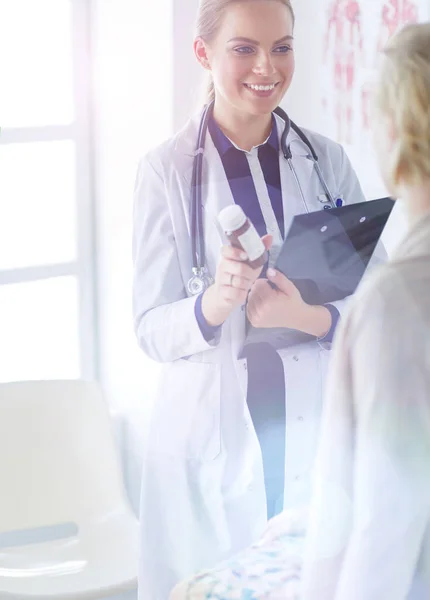 Médico e paciente discutindo algo enquanto se senta na mesa. Conceito de medicina e cuidados de saúde — Fotografia de Stock