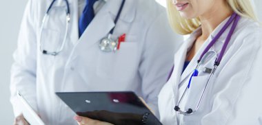 İki doktor bir dosya tutuyor ve hasta hakkında konuşuyorlar.