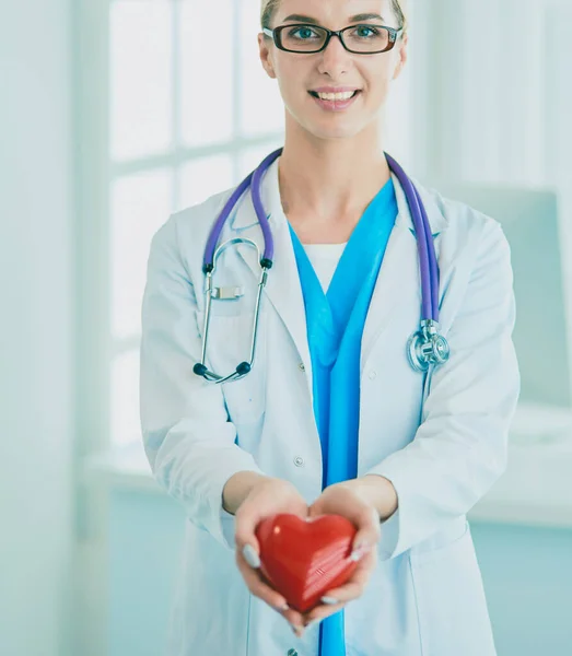 Médico com estetoscópio segurando coração, isolado em fundo branco — Fotografia de Stock