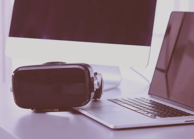 Bilgisayarlı sanal gerçeklik gözlükleri. İş. 3D teknoloji