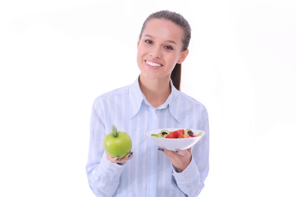 Portret van een mooie vrouwelijke arts met een bord met verse groenten en groene appel. Vrouwelijke dokter — Stockfoto