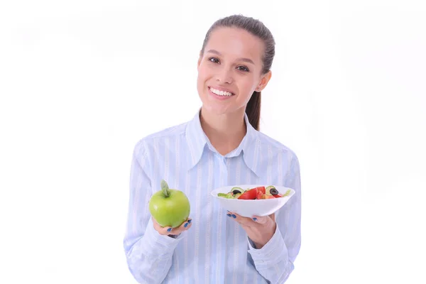 Retrato de una hermosa doctora sosteniendo un plato con verduras frescas y manzana verde. Mujer doctora — Foto de Stock