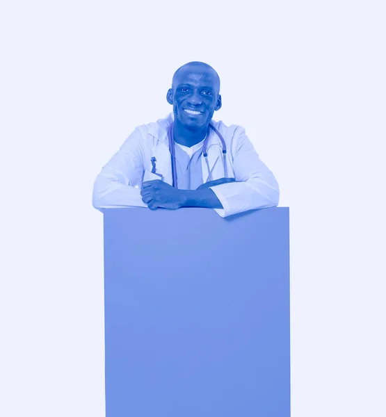 Een mannelijke dokter met een leeg bordje. Dokter. Billboard — Stockfoto