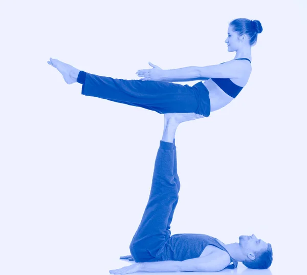 Jeune couple sportif pratiquant l'acroyoga. Équilibrage en paire . — Photo