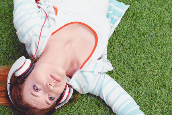 Jonge vrouw zittend op groen gras. Portreit jonge vrouw — Stockfoto