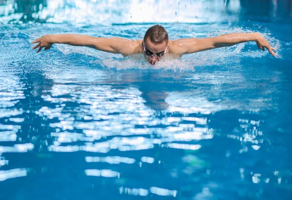 Männliche Schwimmer im Schwimmbad. Unterwasserfoto. Schwimmer. — Stockfoto