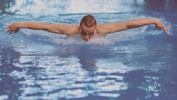 Männliche Schwimmer im Schwimmbad. Unterwasserfoto. Schwimmer. — Stockfoto