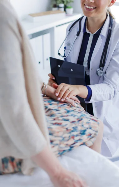 Doctor y paciente discutiendo algo mientras están sentados en la mesa. Concepto de medicina y salud — Foto de Stock