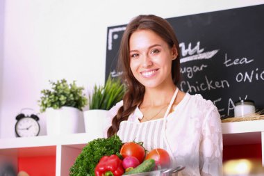 Mutfakta masada oturan genç bir kadın. Genç kadın.