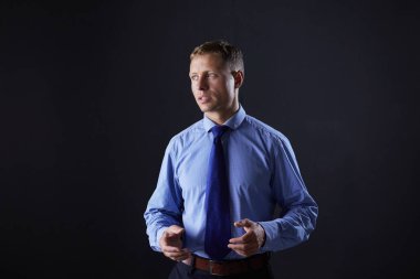 İş adamı konuşması, konferans salonunda mikrofonla konuşmak.