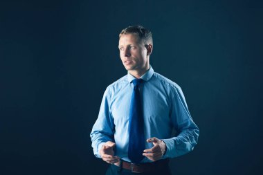 İş adamı konuşması, konferans salonunda mikrofonla konuşmak.