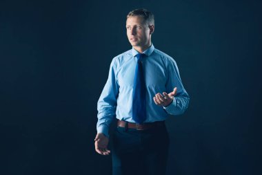 İş adamı konuşması, konferans salonunda mikrofonla konuşmak.