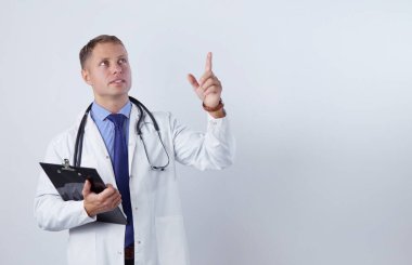 Kafkas tıp doktoru, panosu ve parmağı yukarıda.