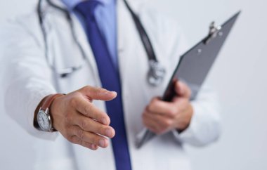 Dost canlısı erkek doktor, sarılmaya hazır.