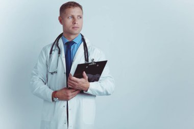 Dosyası olan erkek doktor, beyaz arka planda izole edilmiş.