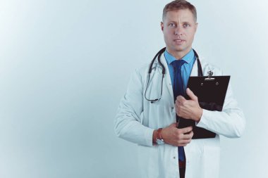 Dosyası olan erkek doktor, beyaz arka planda izole edilmiş.