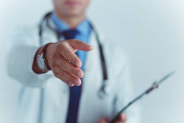 Dost canlısı erkek doktor, sarılmaya hazır.