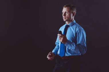 İş adamı konuşması, konferans salonunda mikrofonla konuşmak.