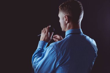 İş adamı konuşması, konferans salonunda mikrofonla konuşmak.