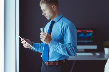 Ofiste dokunmatik ayaklı gülümseyen iş adamı.