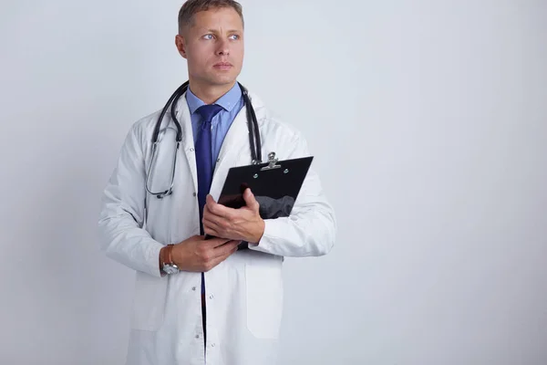 Médico masculino em pé com pasta, isolado em fundo branco — Fotografia de Stock