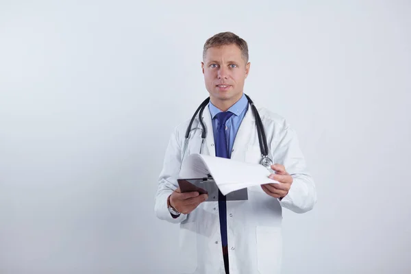 Man arts staat met map, geïsoleerd op witte achtergrond — Stockfoto