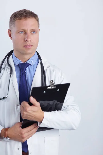 Médecin homme debout avec dossier, isolé sur fond blanc — Photo