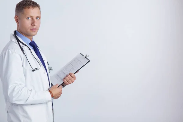 Man läkare stående med mapp, isolerad på vit bakgrund — Stockfoto
