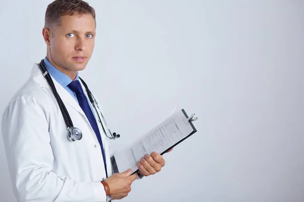 Médico masculino em pé com pasta, isolado em fundo branco — Fotografia de Stock