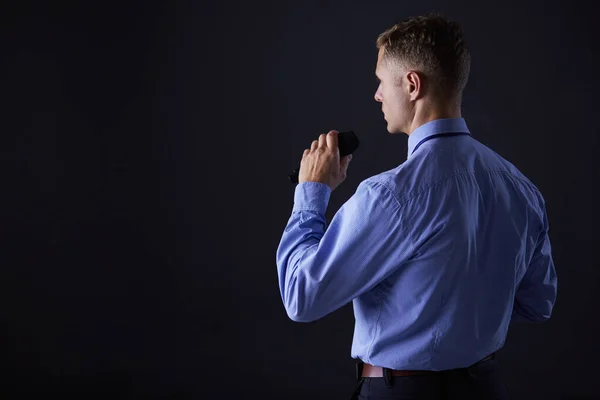 Zakenman speech concept, praten met microfoon in conferentiezaal — Stockfoto