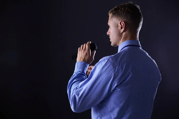 Zakenman speech concept, praten met microfoon in conferentiezaal — Stockfoto