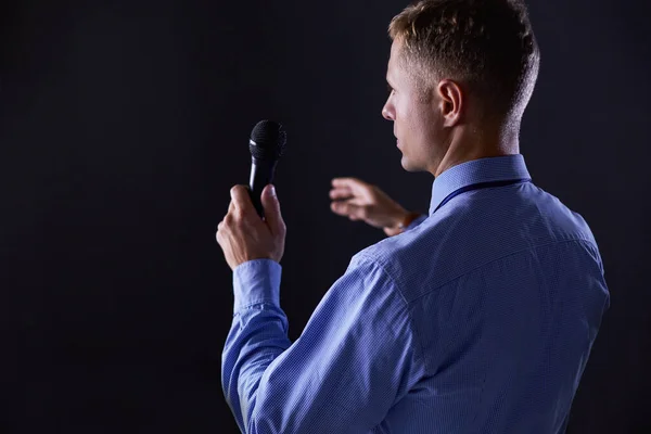 Zakenman speech concept, praten met microfoon in conferentiezaal — Stockfoto